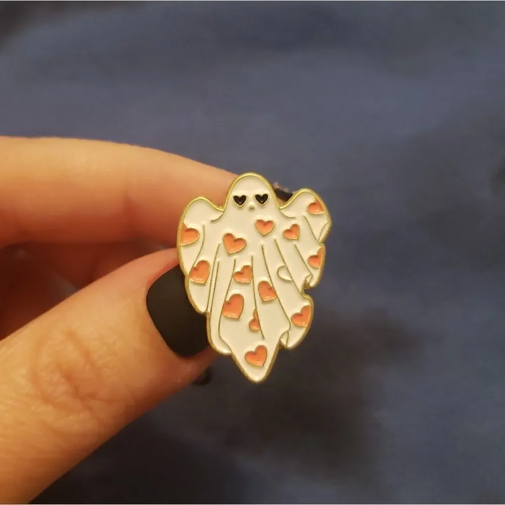 💟Ghost heart enamel pin  - Picture 4 of 5